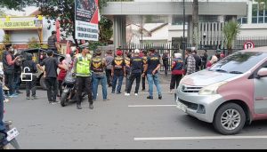 (Ormas Elang Timur Geruduk Kantor OJK Makassar)