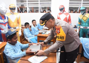 Unik! Kapolres Bulukumba Antar Makanan Bergizi Gratis Dikawal 6 Superhero ke SMPN 14