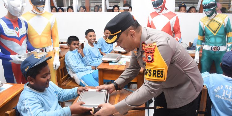 Unik! Kapolres Bulukumba Antar Makanan Bergizi Gratis Dikawal 6 Superhero ke SMPN 14