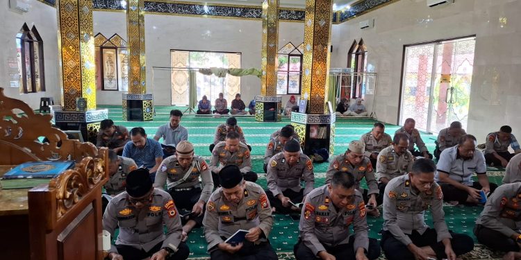Personel Polres Bulukumba Khidmat Ikuti Yasinan di Masjid Namirah