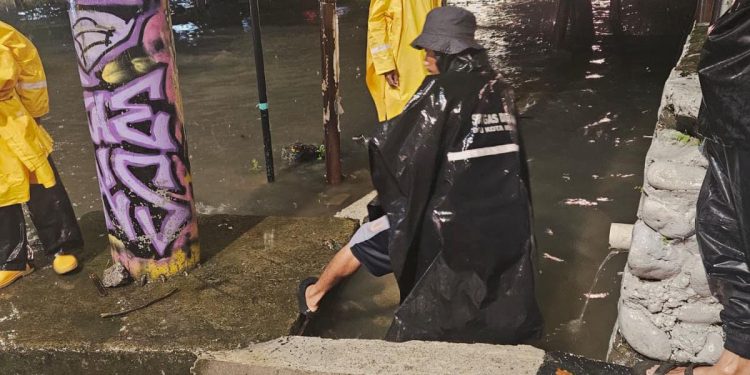 Respon Cepat Pemkot Makassar, 40 Satgas Diterjunkan Atasi Genangan di Jalan Nasional, Kini Surut