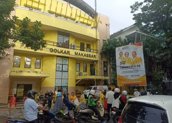 Kader Golkar Makassar Bagikan Takjil, Wujud Kepedulian di Bulan Suci Ramadhan