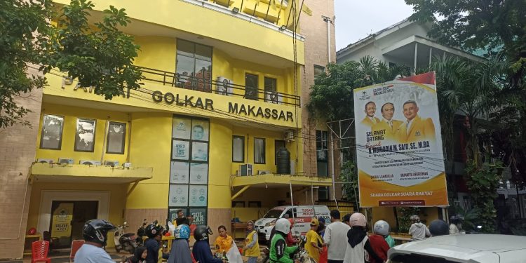 Kader Golkar Makassar Bagikan Takjil, Wujud Kepedulian di Bulan Suci Ramadhan