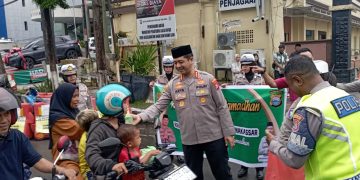 Polrestabes Makassar Tebar Kebaikan Ramadan dengan Bagikan Ratusan Takjil Gratis