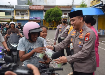 Bagi Takjil Gratis, Polres Bulukumba Juga Edukasi Keselamatan Berlalu Lintas kepada Masyarakat