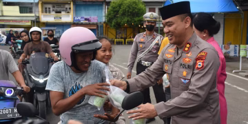 Bagi Takjil Gratis, Polres Bulukumba Juga Edukasi Keselamatan Berlalu Lintas kepada Masyarakat