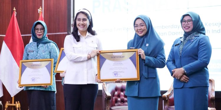 Menteri Wihaji Apresiasi TP PKK Makassar dan Beri Penghargaan Melinda Aksa