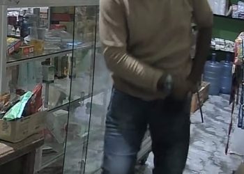 Terekam CCTV, Maling Berhelm Gasak Rumah di Makassar Saat Ramadan, Korban Laporkan ke Polisi