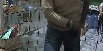 Terekam CCTV, Maling Berhelm Gasak Rumah di Makassar Saat Ramadan, Korban Laporkan ke Polisi