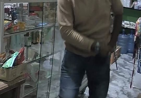 Terekam CCTV, Maling Berhelm Gasak Rumah di Makassar Saat Ramadan, Korban Laporkan ke Polisi