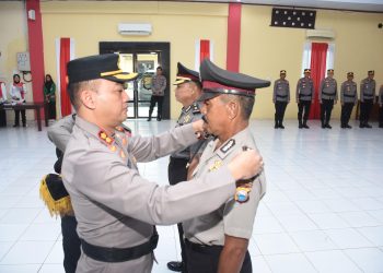 Kapolres Bulukumba Sampaikan Apresiasi atas Dedikasi dan Loyalitas Dua Personel yang Naik Pangkat