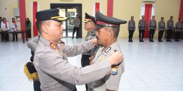 Kapolres Bulukumba Sampaikan Apresiasi atas Dedikasi dan Loyalitas Dua Personel yang Naik Pangkat