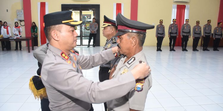 Kapolres Bulukumba Sampaikan Apresiasi atas Dedikasi dan Loyalitas Dua Personel yang Naik Pangkat