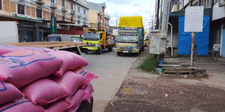 Aktivitas Bongkar Muat Gudang di Ujung Tanah Makassar Berlangsung Tanpa Pengawasan, Kemacetan Parah Terjadi Setiap Hari