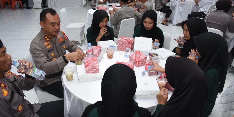 Kapolres Restu Wijayanto Duduk Bersama Anak Panti dengan Suasana Penuh Keakraban dan Kebersamaan