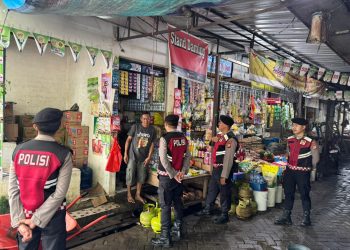 Personel Polres Gowa Sambangi Pedagang dan Pengunjung Pasar untuk Tingkatkan Rasa Aman di Bulan Suci