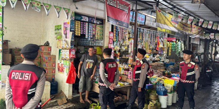 Personel Polres Gowa Sambangi Pedagang dan Pengunjung Pasar untuk Tingkatkan Rasa Aman di Bulan Suci