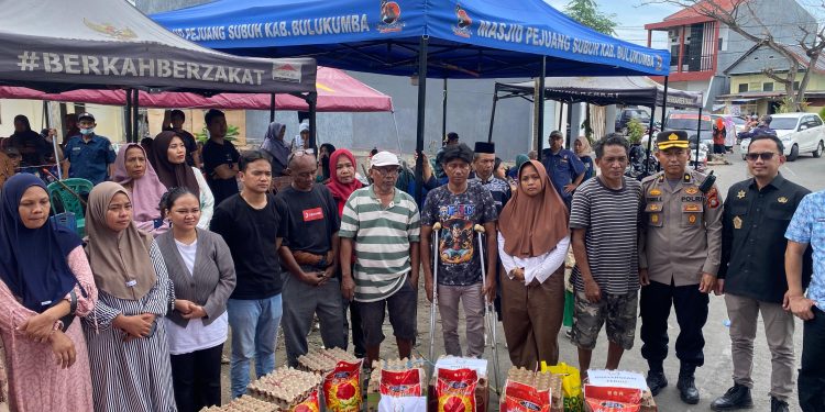 Polres Bulukumba dan Bhayangkari Salurkan Bantuan untuk Korban Kebakaran di Terang-Terang