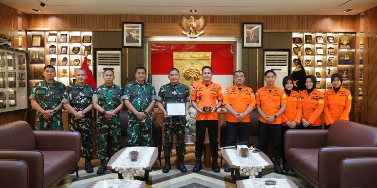 Piagam Penghargaan Diserahkan kepada Mayjen Bangun Nawoko sebagai Apresiasi Dukungan Operasi SAR Pesawat ATR 42-500