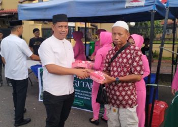 Tebar Berkah Ramadan, Sat Resnarkoba Polres Maros Bagikan Takjil dan Beri Santunan kepada Santri
