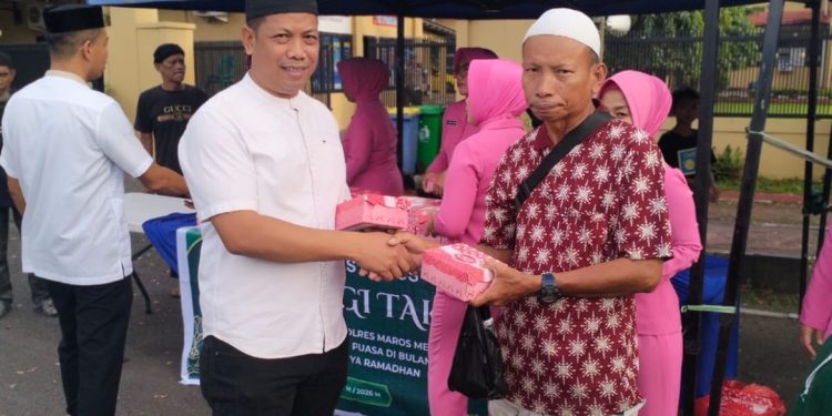 Tebar Berkah Ramadan, Sat Resnarkoba Polres Maros Bagikan Takjil dan Beri Santunan kepada Santri