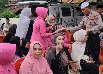 Aiptu Arifuddin Bagikan 27 Al-Qur’an Gratis kepada Ibu-ibu Bhayangkari di Bulan Ramadan