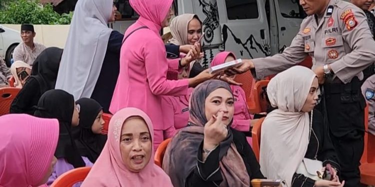 Aiptu Arifuddin Bagikan 27 Al-Qur’an Gratis kepada Ibu-ibu Bhayangkari di Bulan Ramadan
