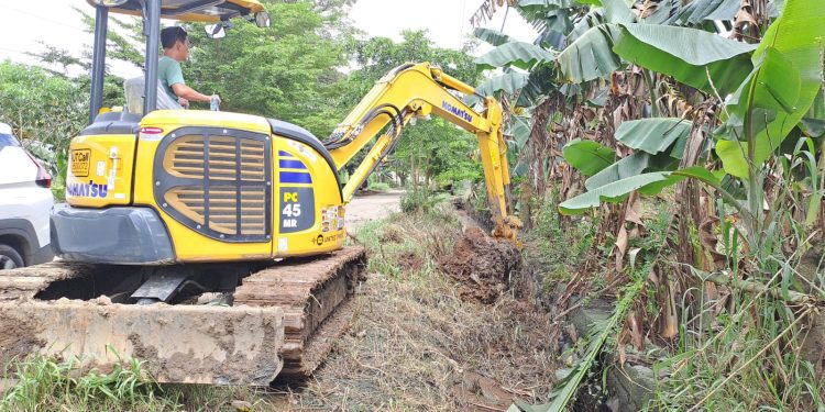 Atasi Banjir Tahunan di Manggala, Pemkot Makassar Turunkan Excavator Normalisasi Drainase Blok 10