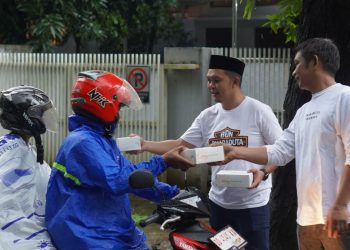 Ramadan Penuh Berkah, Bharaduta Dermaga Polres Pelabuhan Makassar Bagi Takjil dan Bukber