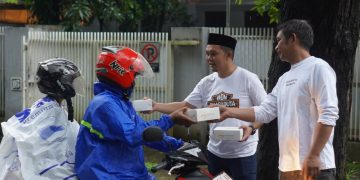 Ramadan Penuh Berkah, Bharaduta Dermaga Polres Pelabuhan Makassar Bagi Takjil dan Bukber