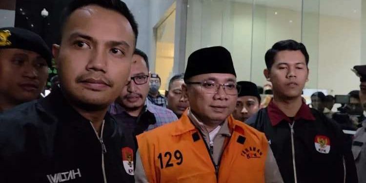 Eks Menteri Agama Yaqut Cholil Qoumas Resmi Gunakan Rompi Tahanan KPK