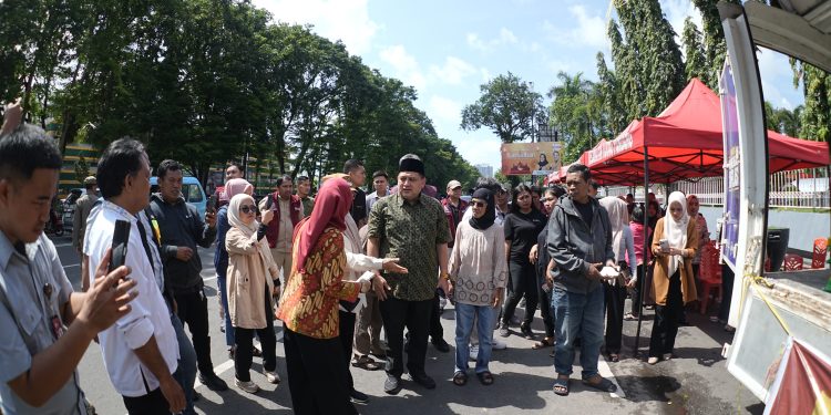 Tinjau Pasar Murah di Monumen Mandala, Munafri Pastikan Warga Terlayani dengan Harga Sesuai