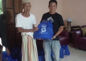 Sembako Dibagikan dari Rumah ke Rumah di Kampung Aksa Mahmud, Lansia Terharu Terima Bantuan