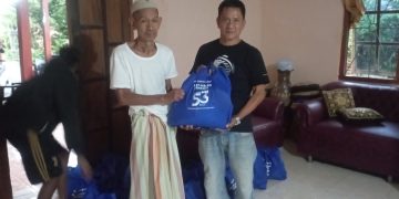 Sembako Dibagikan dari Rumah ke Rumah di Kampung Aksa Mahmud, Lansia Terharu Terima Bantuan