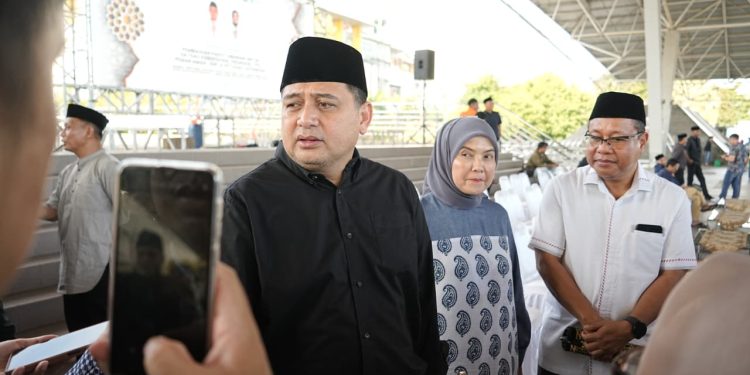 Apresiasi Garda Terdepan Kota, Munafri Serahkan Paket Lebaran untuk Satgas Kebersihan