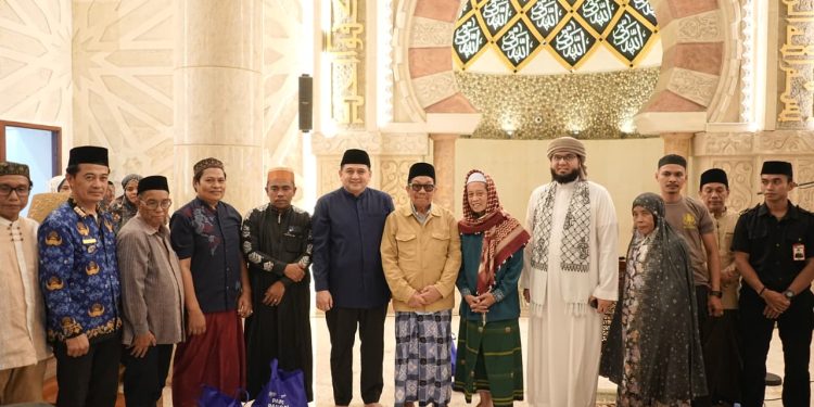 Hadiri Tarawih di Masjid Raya, Munafri: Silahkan Takbir, Tapi Jangan Konvoi dan Nyalakan Petasan