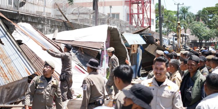 Lapak Berdiri 25 Tahun, 20 PKL di Ujung Tanah Ditertibkan Usai Tiga Kali Peringatan