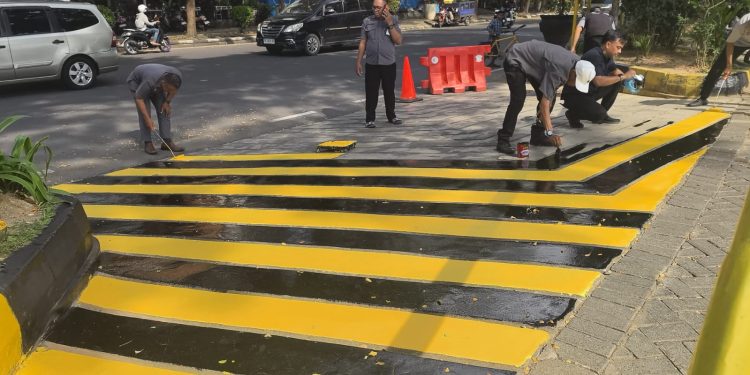 Persiapan Parkir Digital Losari Dimulai dengan Kerja Bakti, Penataan Gate In-Out Berwarna