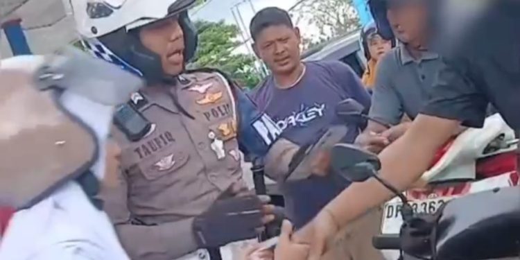 Personel Sat Lantas Bulukumba Bantu Siswi MAN 2 yang Kehilangan Barang Berharga