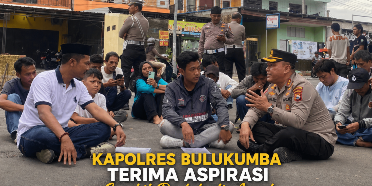 Aksi Humanis Kapolres Bulukumba, Temui Pendemo Sambil Duduk di Aspal