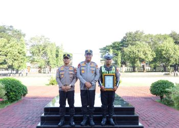 Apel Gabungan Mapolda Sulsel Dirangkaikan Penghargaan, Kapolda Tekankan Peran Polri Sebagai Pelindung Masyarakat