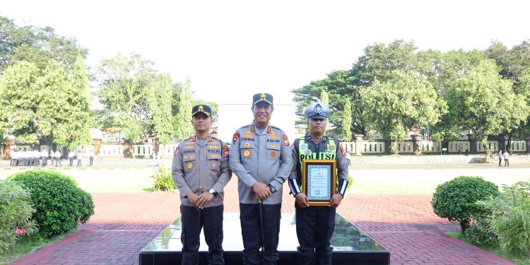 Apel Gabungan Mapolda Sulsel Dirangkaikan Penghargaan, Kapolda Tekankan Peran Polri Sebagai Pelindung Masyarakat