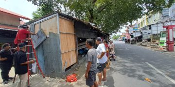 Tiga Lapak di Tallo Ditertibkan, Sudah Berdiri 5 Tahun di Atas Saluran Drainase