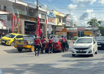 Unit Patroli Polres Bulukumba Bantu Evakuasi Mobil Mogok, Arus Lalu Lintas Kembali Normal