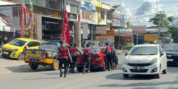 Unit Patroli Polres Bulukumba Bantu Evakuasi Mobil Mogok, Arus Lalu Lintas Kembali Normal