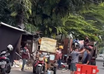 Puluhan Tahun Bertahan, PKL di Mappayukki–Garuda–Rajawali Bongkar Lapak Secara Mandiri