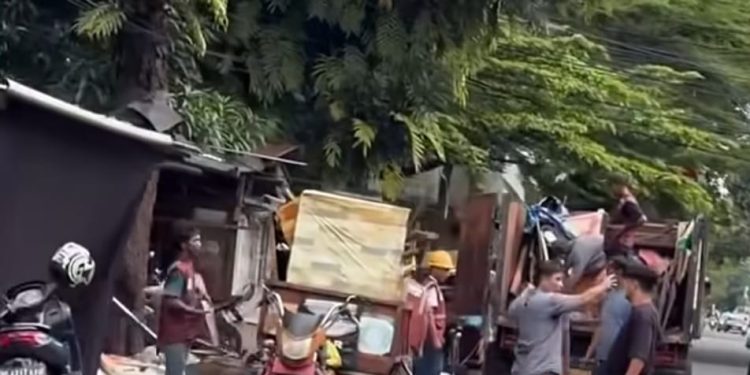 Puluhan Tahun Bertahan, PKL di Mappayukki–Garuda–Rajawali Bongkar Lapak Secara Mandiri