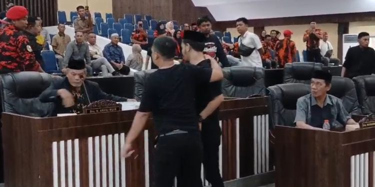 RDP Soal Investasi PT Conch di Barru Berujung Walkout, Gappembar Minta SP1 Kepada Perusahaan
