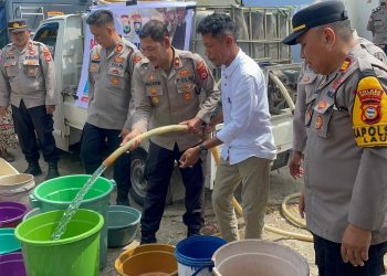 Polres Maros Bantu Warga Terdampak Kekeringan, Salurkan Air Bersih Melalui Program Polisi Penolong