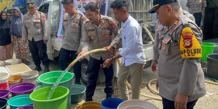 Polres Maros Bantu Warga Terdampak Kekeringan, Salurkan Air Bersih Melalui Program Polisi Penolong
